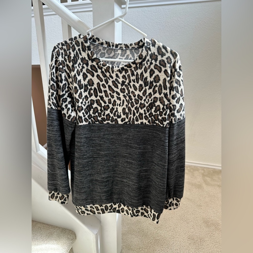 Leopard and dark grey long sleeve - women’s medium